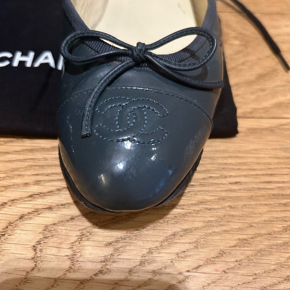 Authentic Chanel Patent Leather Ballerinas in Navy SZ 37.5 - Picture 9 of 13